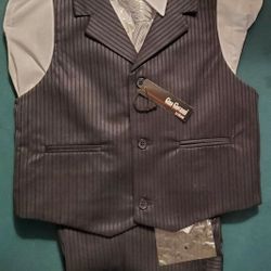 Giovanni 4 piecesuit, Boy's size 10, Brand New, Never Used