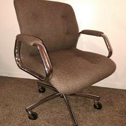 Steelcase Office Chair! Super comfy! Leans back & rocks 