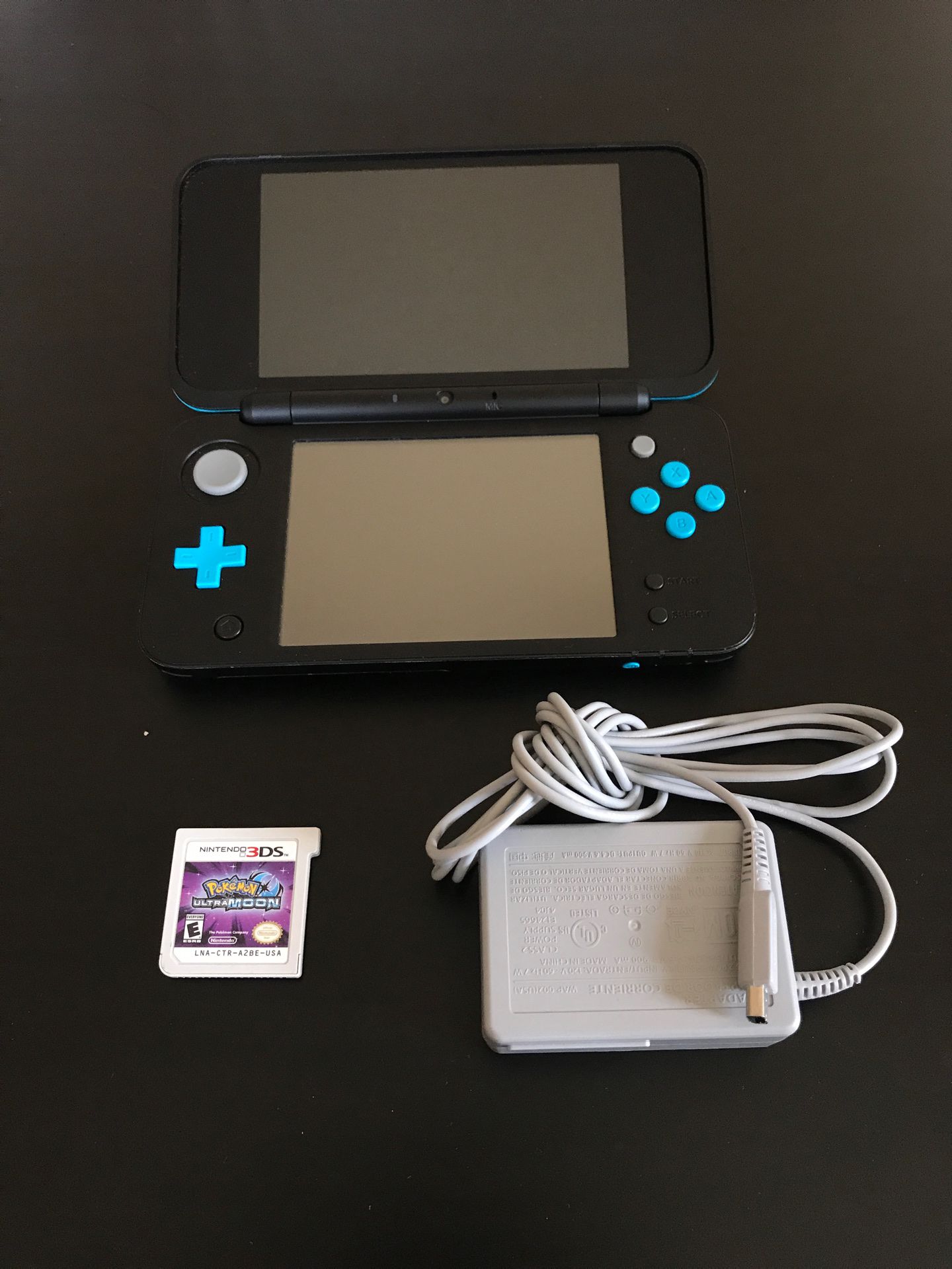Nintendo 2DS XL & Pokémon Ultra Moon (Nintendo 3DS)