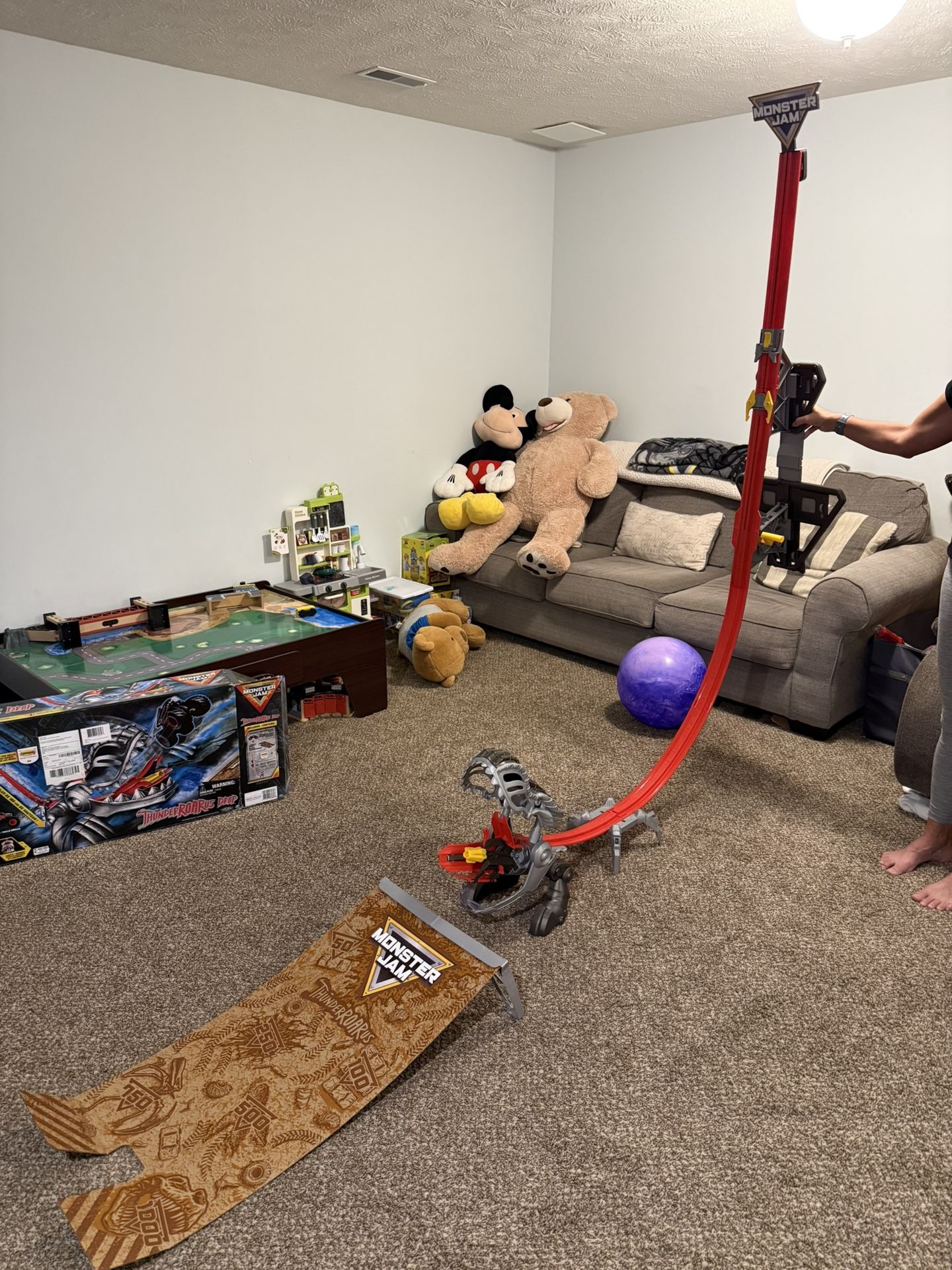 Monster Jam Thunderroarus Drop