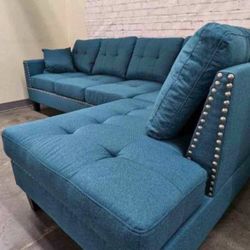 Brand new Sectional Sofa Couch with 2 accent pillows. 