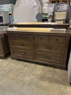 Dresser and 2 Nightstands for Sale!