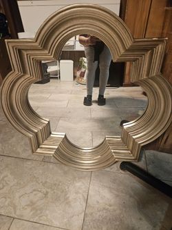 Selling this wall mirror pick up only