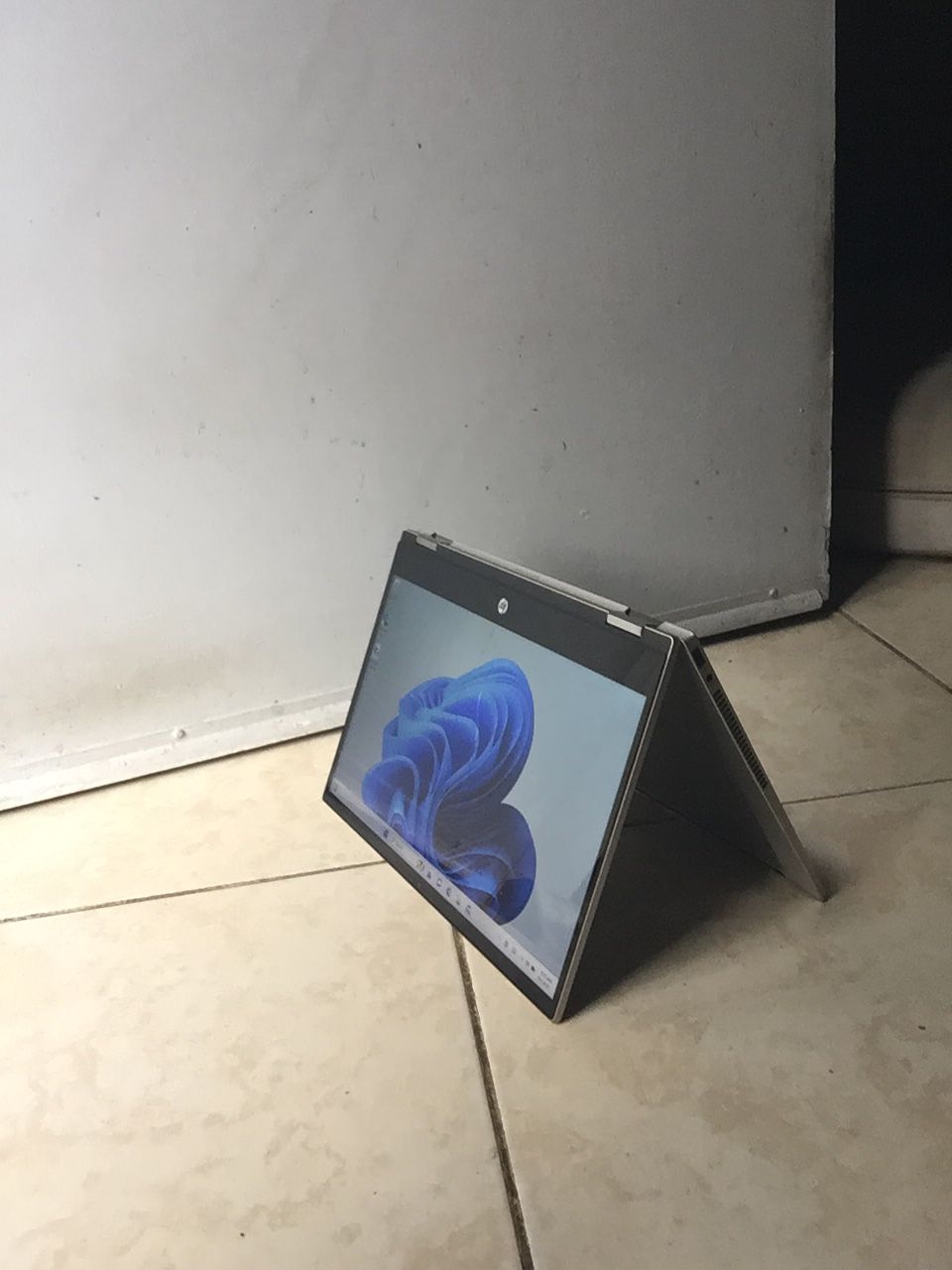 Please read 14”Hp Pavilion X360 cracked glass Screen like hair i5 Processor 10th Gen 256gb SSD 8gb Ram Come With Charger run fast 