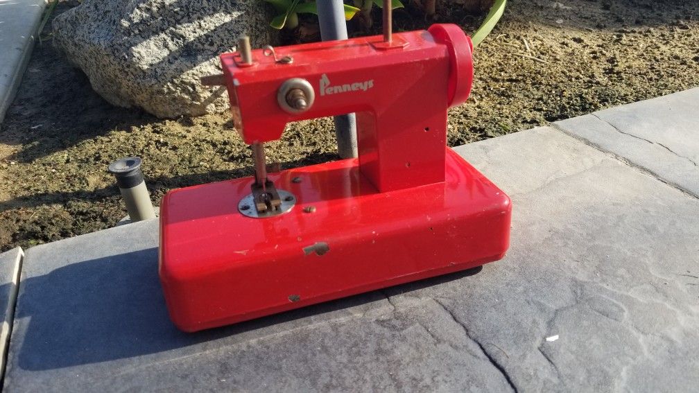1950's J. C. Penney's Child's Hand Crank SEWING MACHINE. Works! Or For Parts, Or Resoration.... Asking $40.00