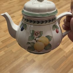 Teapot: Villeroy & Boch® 1748 FRENCH GARDEN: COLOR: White : SIZE: SMALL