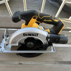 New 20v Dewalt 6 1/2 Circular Saw Brushless Tool Only