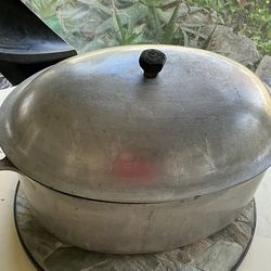 Vintage MAJESTIC COOKWARE 13"x9" Oval Cast Aluminum Roaster/Dutch Oven w/Lid