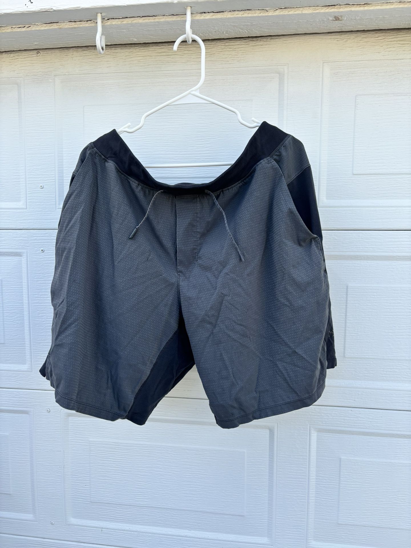 Lululemon 9” Shorts WITH liner