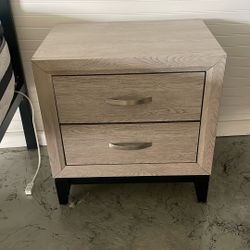 Like NEW End Table 