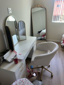 Mirror make up station and chair