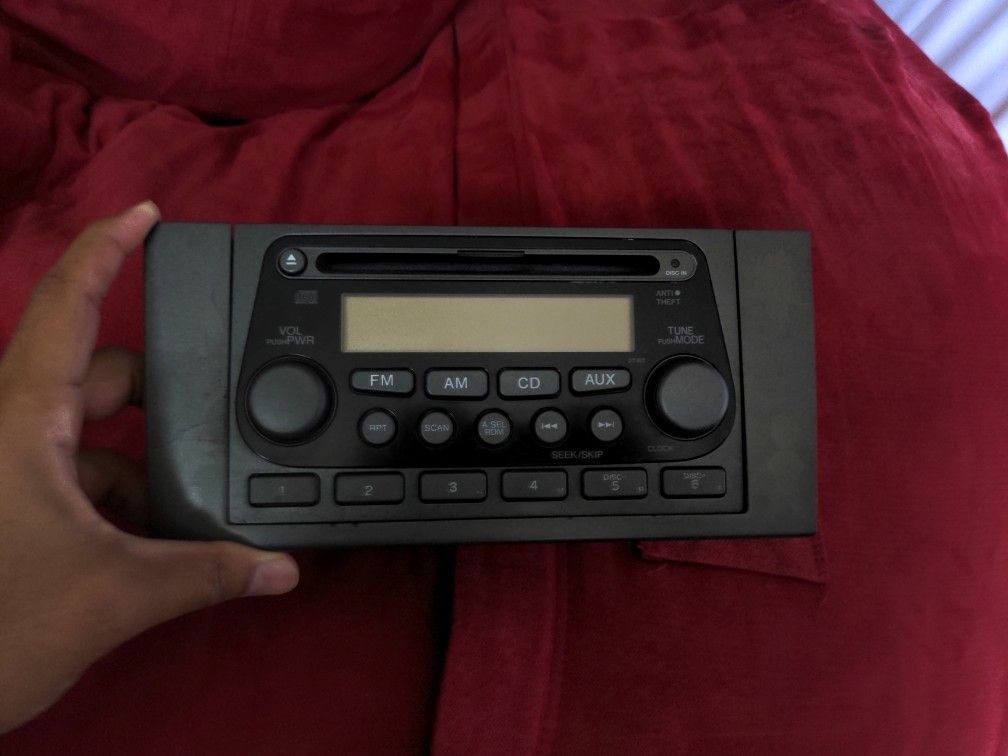 03-08 Honda Element Stock OEM Stereo Head Unit With Face Mount And Install Clips