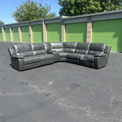 Beautiful Leather Sectional Couch (Delivery Available)