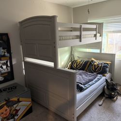 Kids Full/Twin Bunk Bed w/Ladder in Excellent Condition