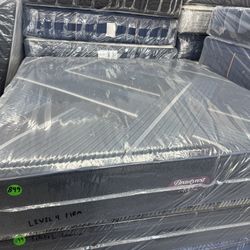 KING SIZE SIMMONS BEAUTYREST WORLD CLASS LEVEL 4 (FIRM) HYBRID MATTRESS & BOX SPRINGS BED SET