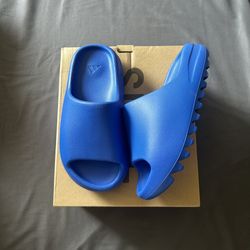 Yeezy Slide Azure Size 4
