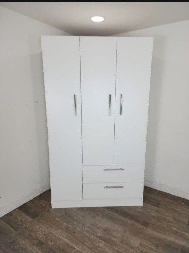 TRIPLE WARDROBE