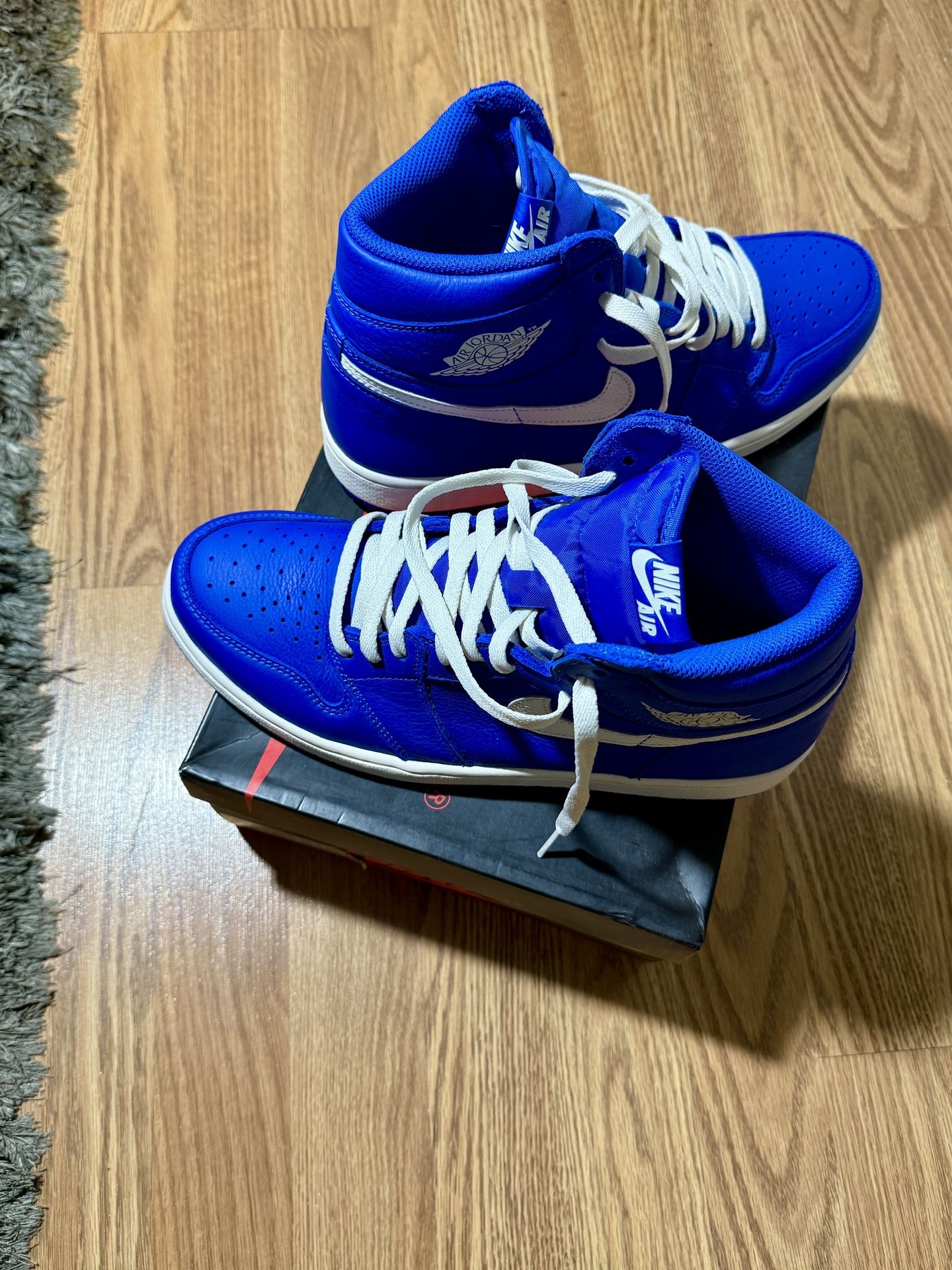 Air Jordan 1 Hyper Royal