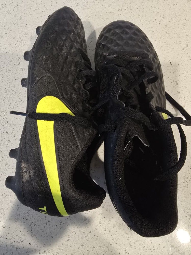 3.5Y Soccer Cleats