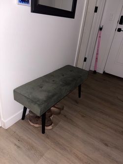 Green Upholstered Entryway Bench – Sturdy & Excellent Condition