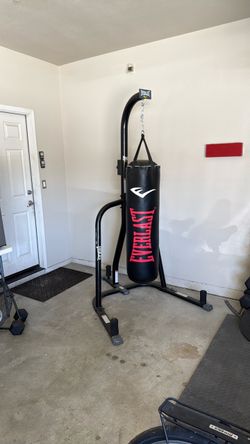 100 pound Everlast heavy bag with heavyweight stand and speed bag mount combo 100 pound Everlast heavy bag with heavyweight stand and speed bag mount 