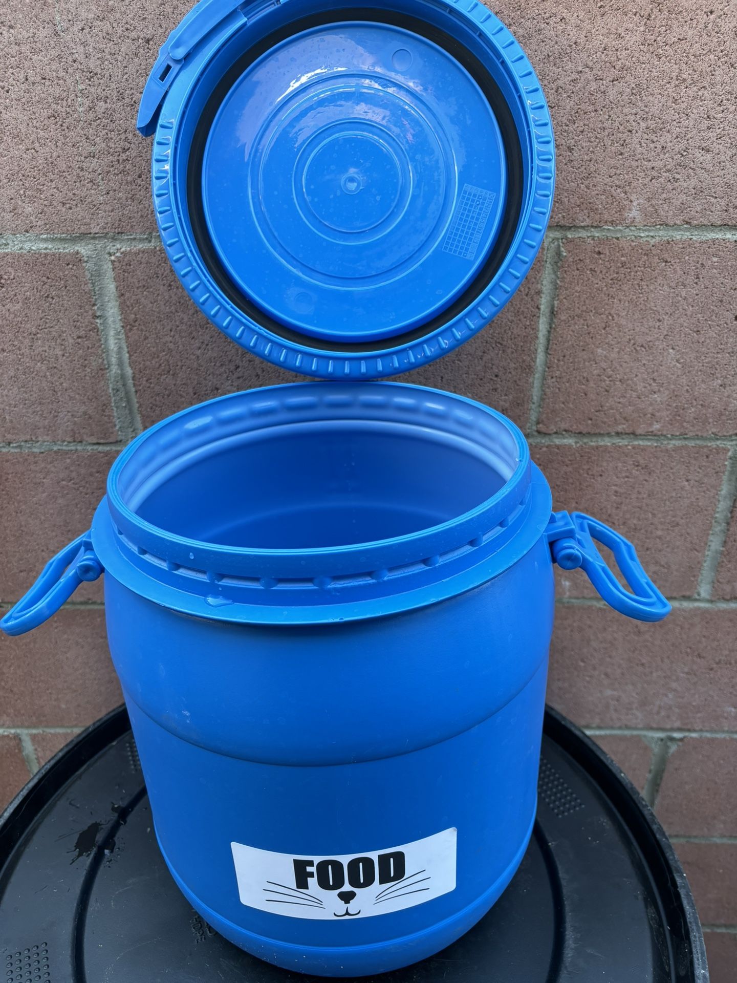 Chicken 🐔 feed Container