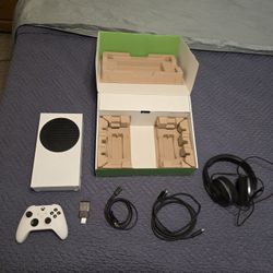 Xbox Series S Bundle - 1TB Total Storage, Controller, 2 Batteries & Turtle Beach Headset