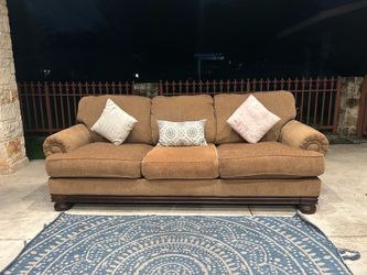 Free Delivery 🚚 Brown Couch/ Sillon Cafe