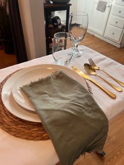 Dinner setting for 19 guests.