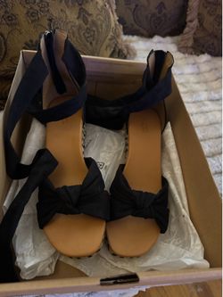 UGG Women's Black Sandal Yarrow Platform Wedge - US 8