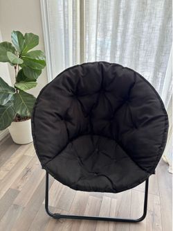 Round cushion foldable chair (make me an offer )