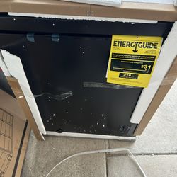 Arctic Chef CHEST FREEZER 5.1 Cu Ft Black  No Scratch (New )