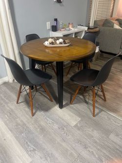 Beautiful Solid Wood Table and 4 Chairs — Excellent Condition