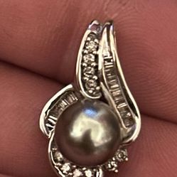 Beautiful, Rare Tahician Black Pearl & Diamond Charm Pendant In Solid 14kt White Gold