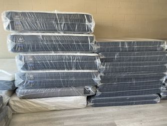 QUEEN MATTRESS & BOXSPRING