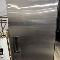 Avantco Fingle Door Freezer 