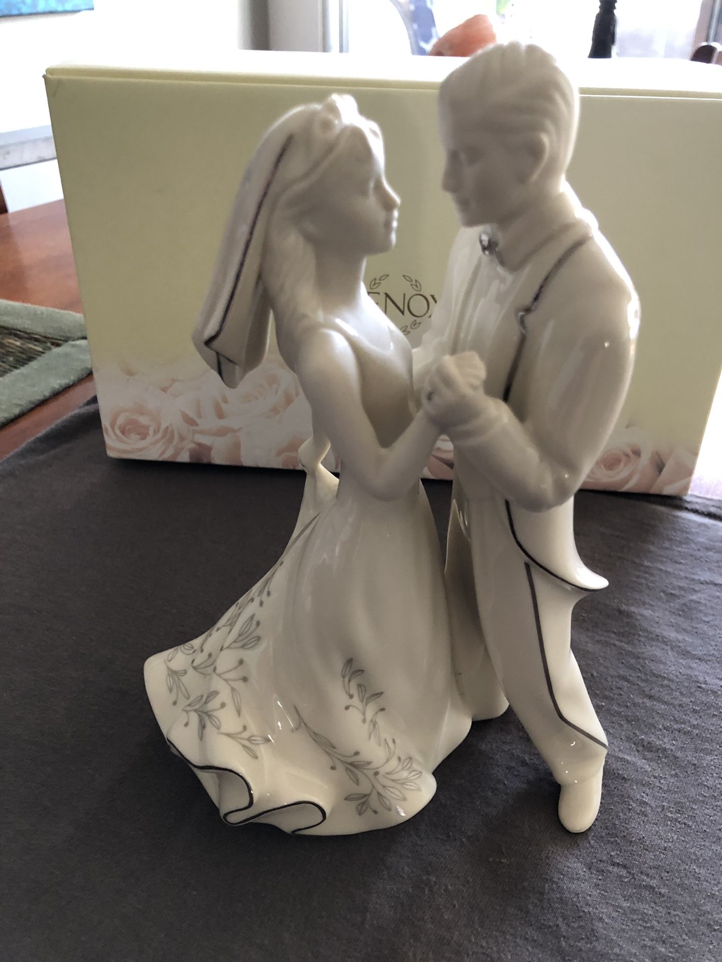 Lenox wedding promises first dance cake topper | Beachweddingtips.com Lenox wedding promises first dance cake topper | Beachweddingtips.com