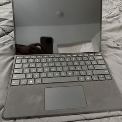 Microsoft Surface Pro 8  + Keyboard