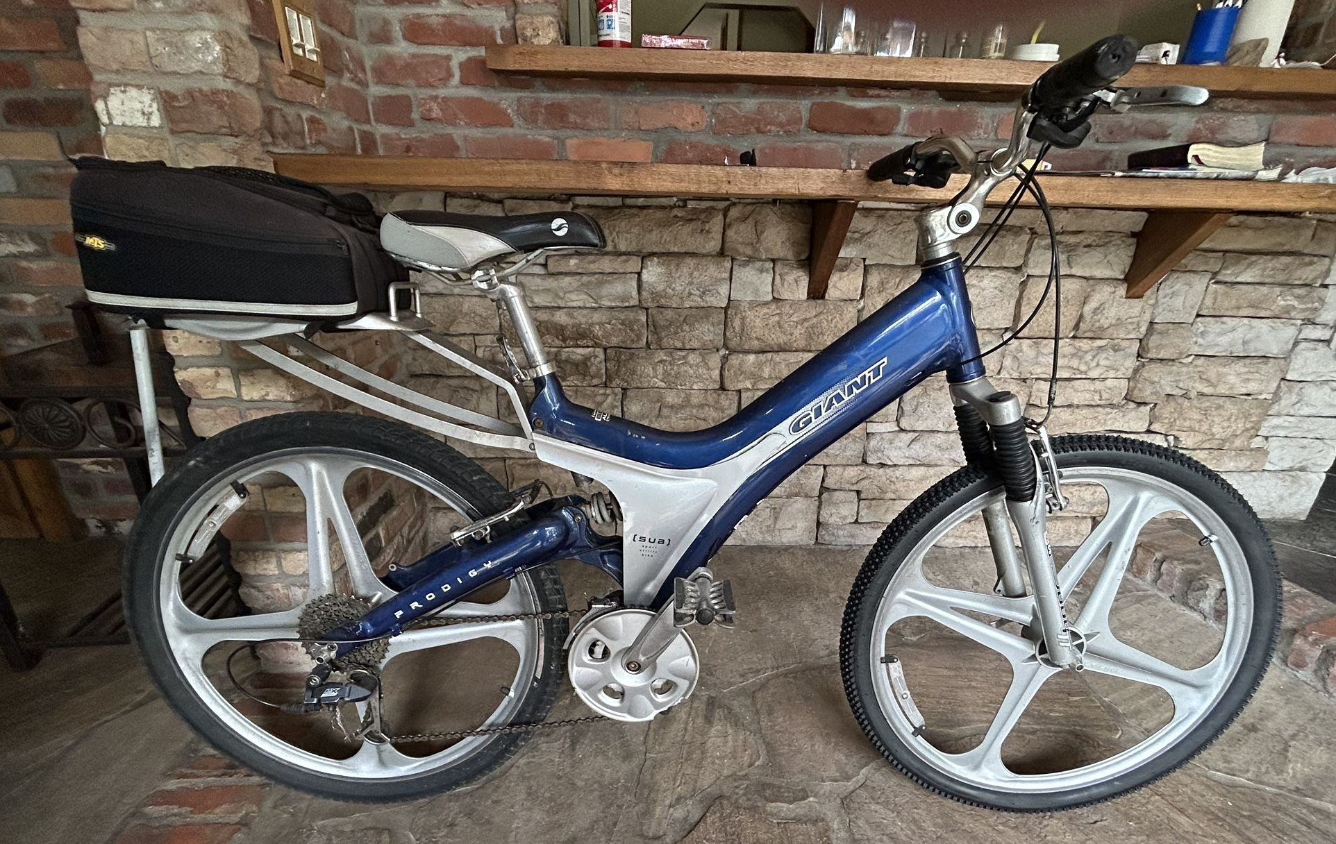 Giant Sport Utility Bike