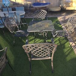 $200 BEAUTIFUL 4 BIG CHAIRS AND TABLE 