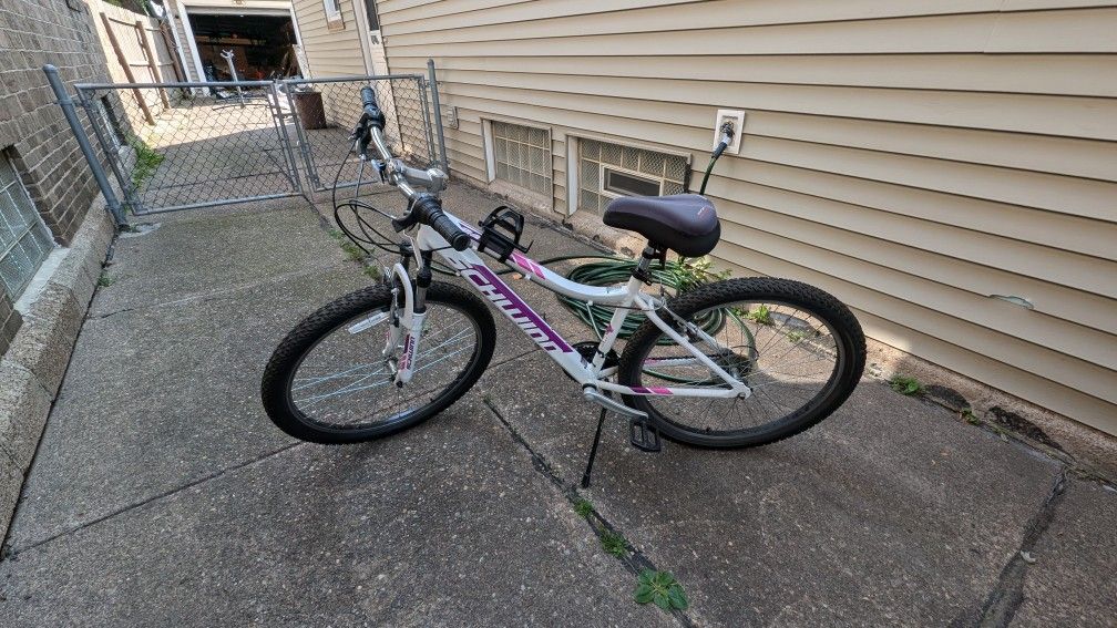 Schwinn Women's Ranger 26" Mountain Bike White