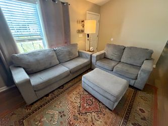 Ashley’s 3- Piece Gray Livi g Room set