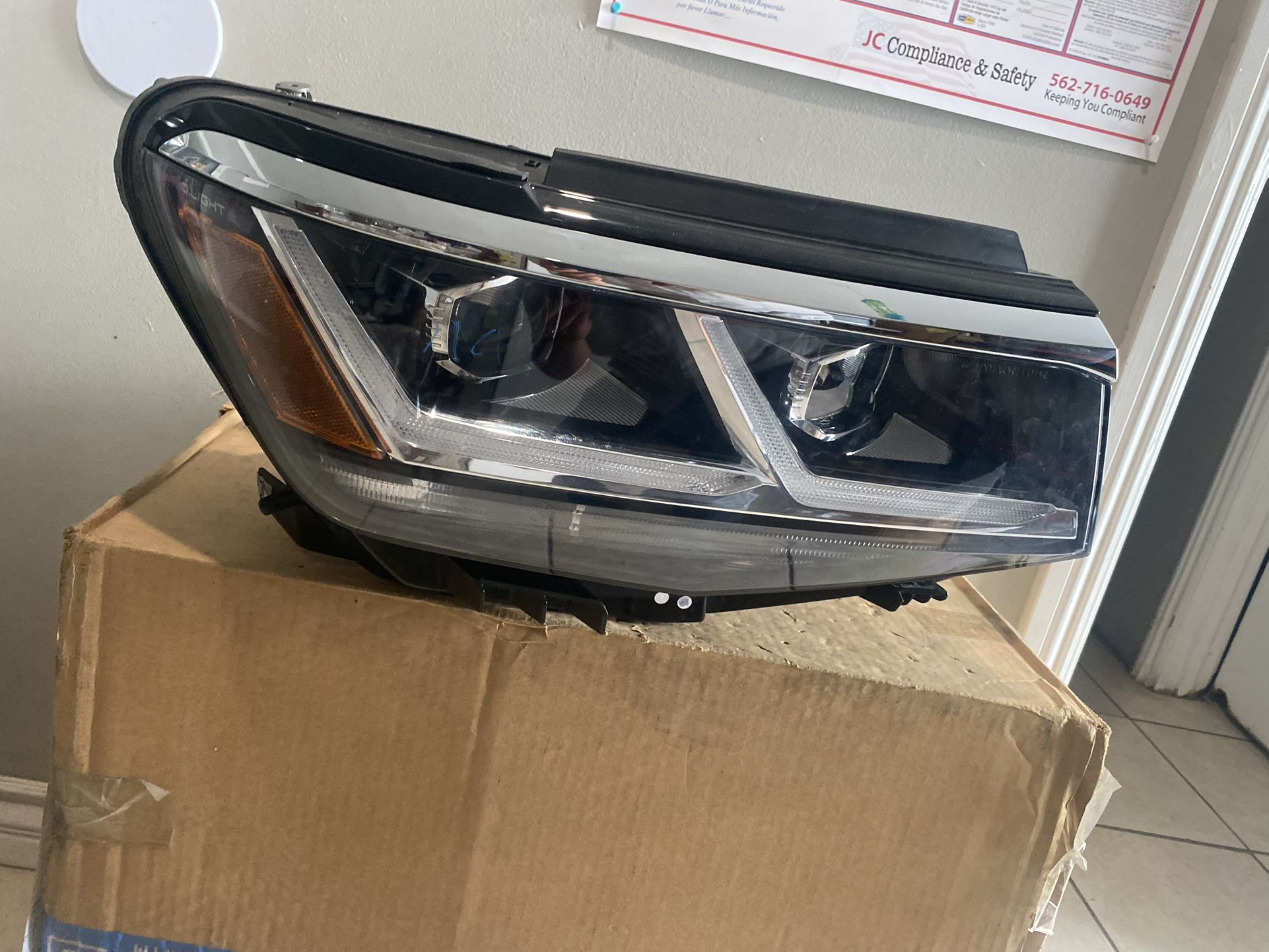 2020-2023 Volkswagen Atlas Right Headlight 
