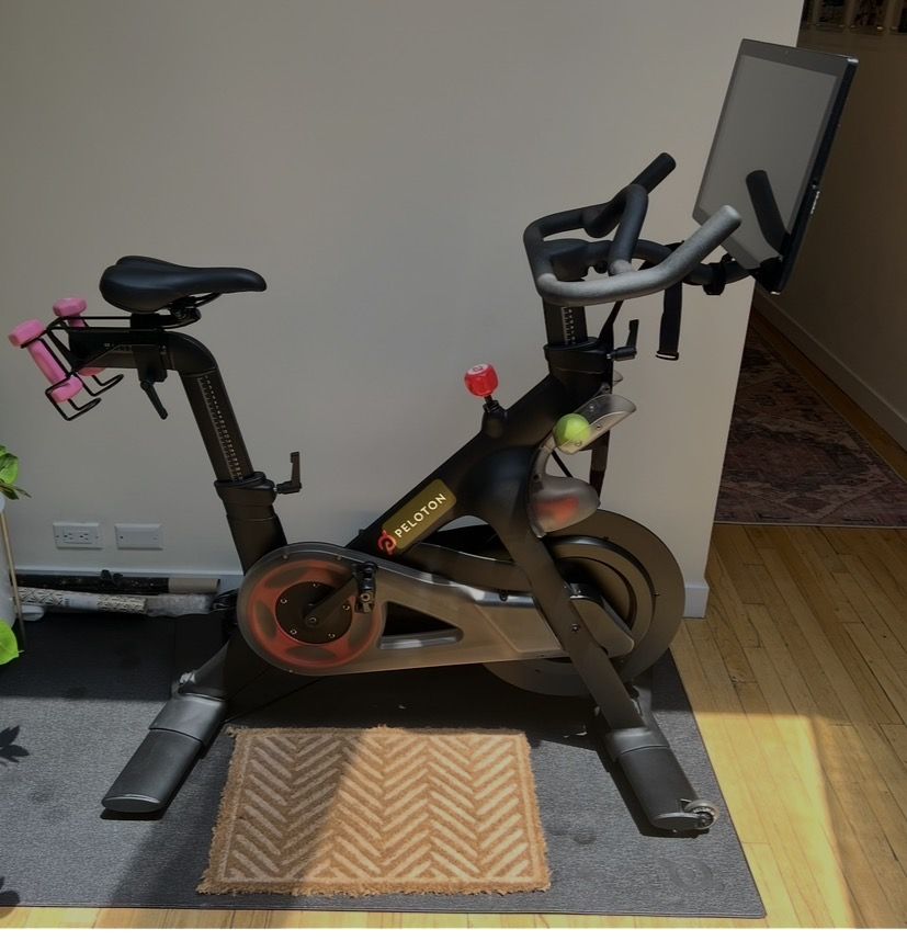 2018 Peloton Bike 2nd Gen Very Good Condition 51-200 Rides - New York, NY