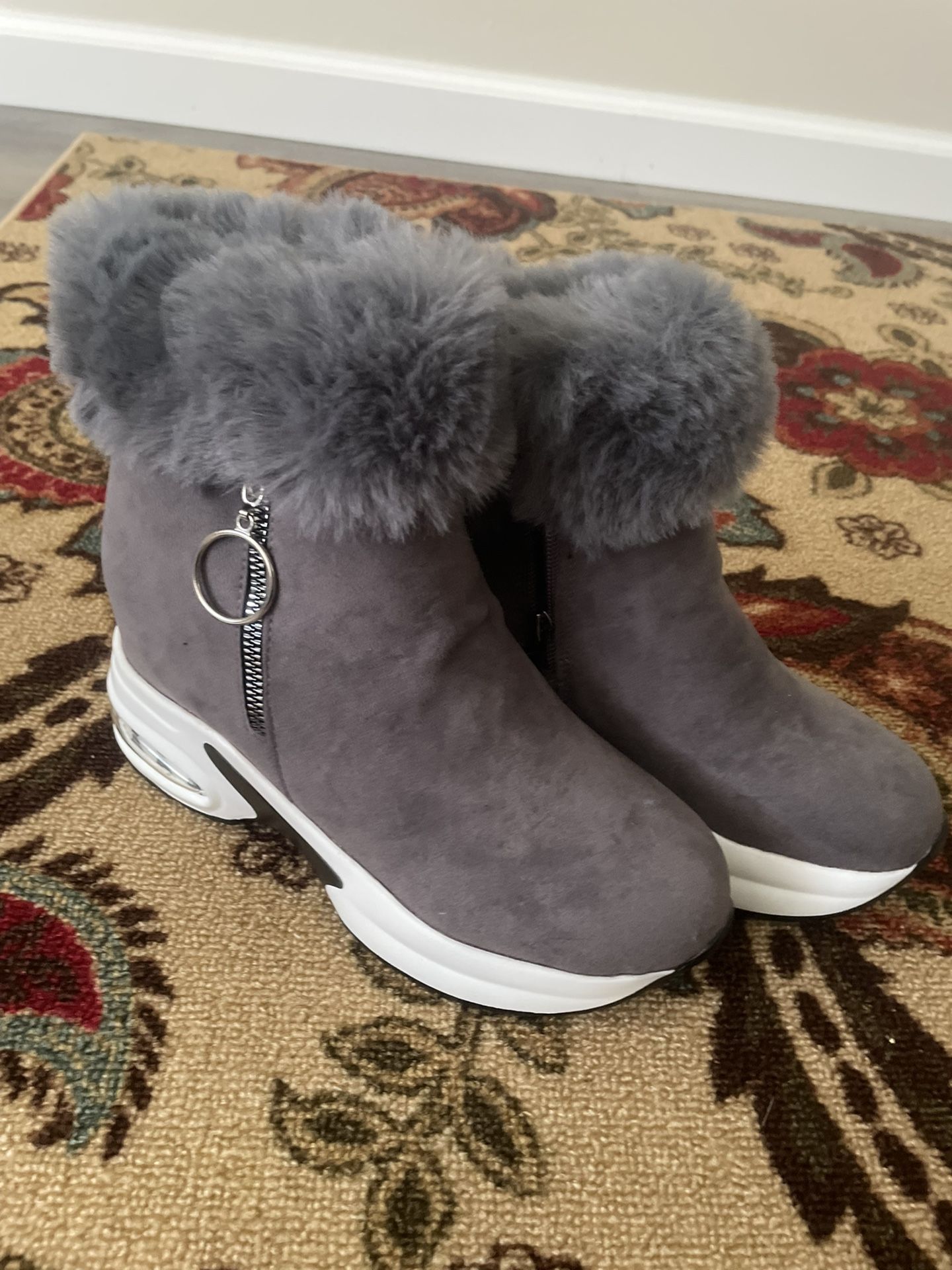 New Women's Platform Short Boots, Size 7.5/ Gray