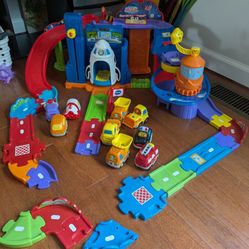 V-Tech Go Go wheels Smart Tech, Blast Off Space Center