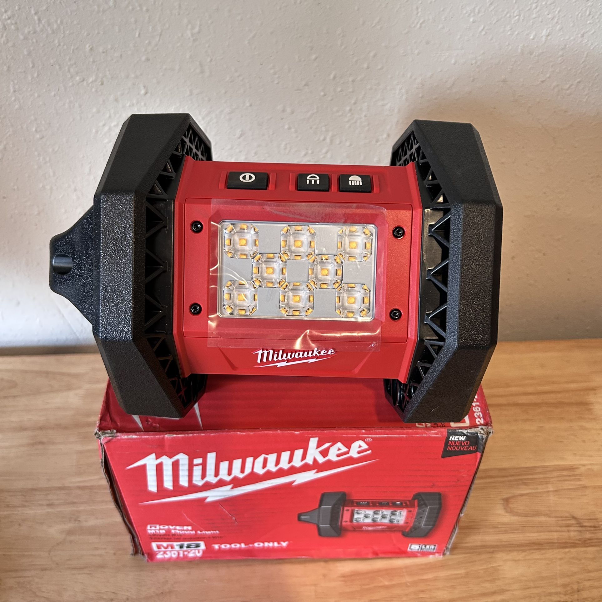 Milwaukee M18 ROVER 1500 Lumens LED Flood Light (Tool Only)