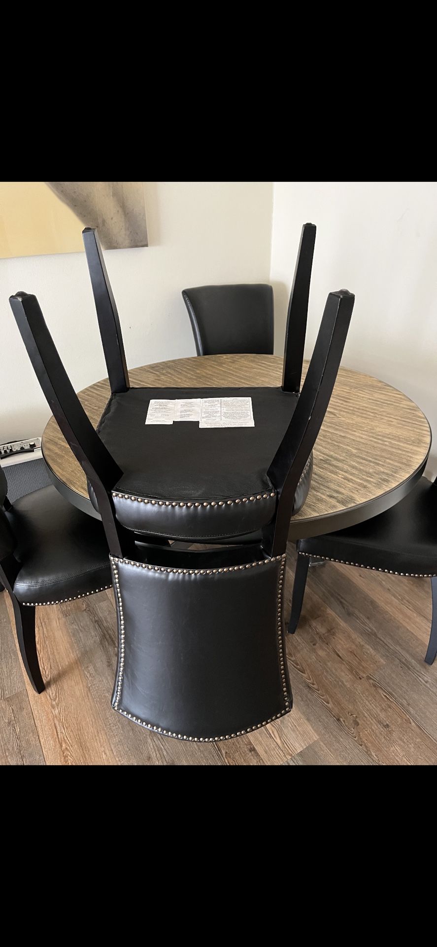 Venta De 4 Sillas y una Mesa Usada en buen estado