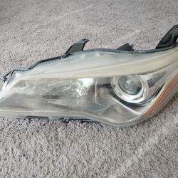 Right Front Headlight (Passenger Side) for a Toyota Camry