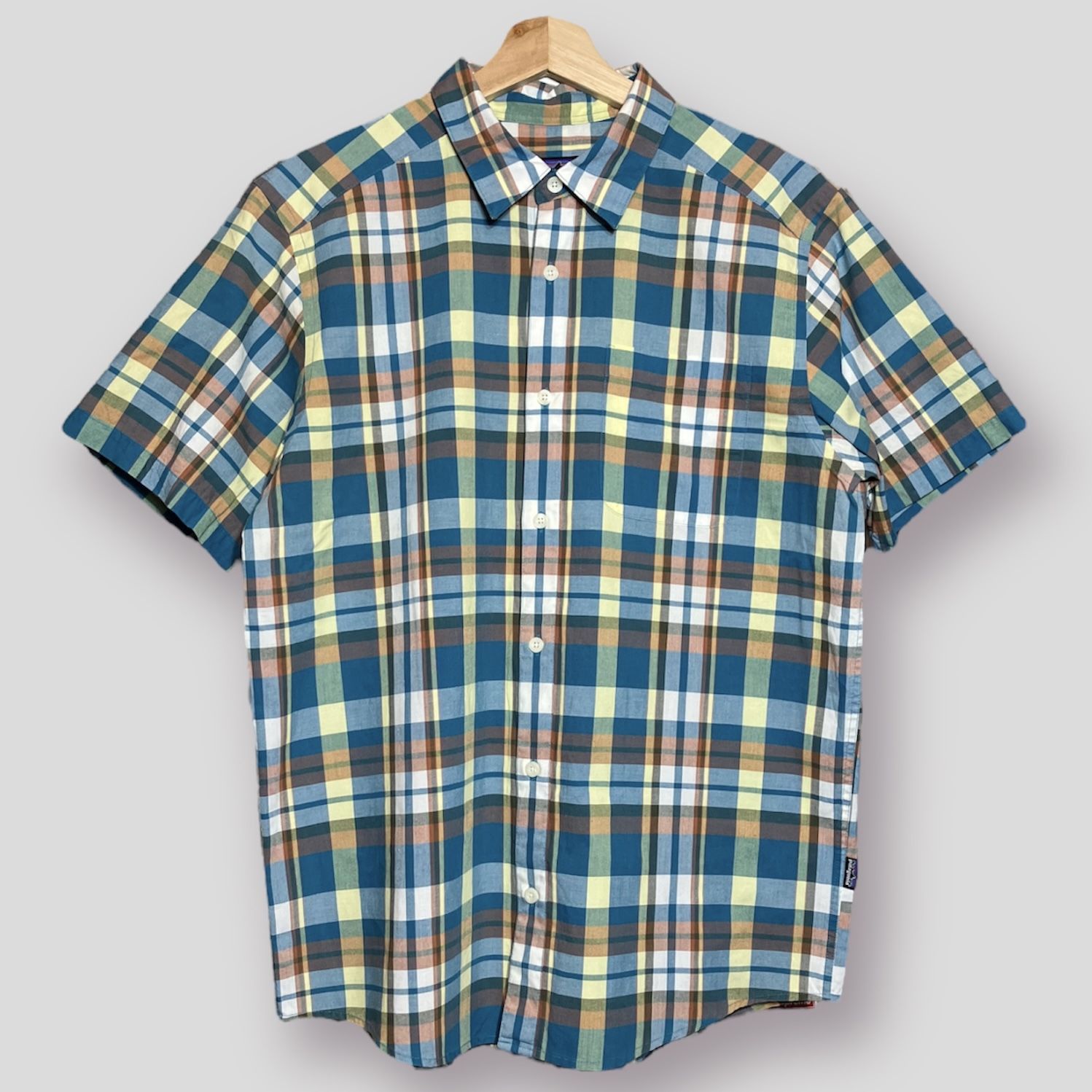 PATAGONIA BUTTON UP SHIRT SIZE MEDIUM